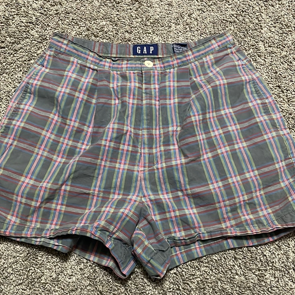 Gap Women’s size 8 Cotton gray shorts w/pink blue green stripes good condition.